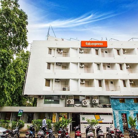 Fabexpress Kalyan - Nr Dairy Dan Circle Otel Vadodara Dış mekan fotoğraf